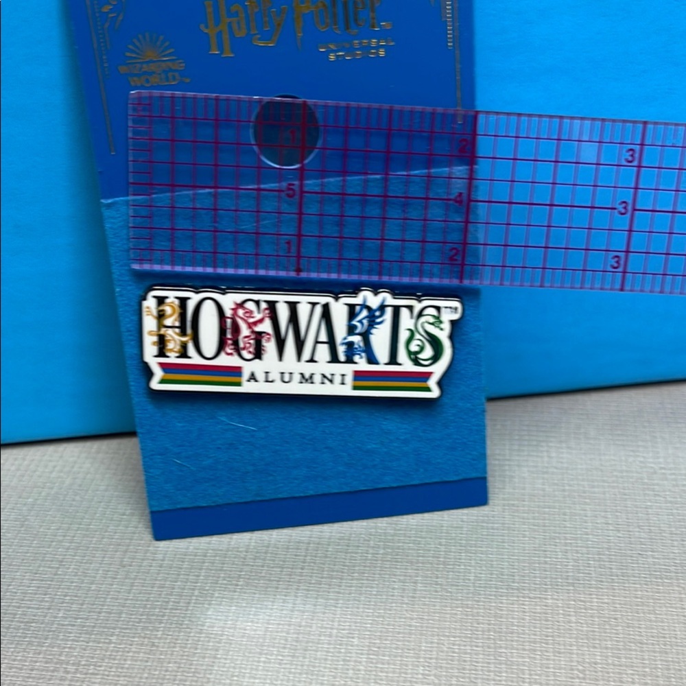 Hogwarts Alumni Pin - Picture 2 of 7